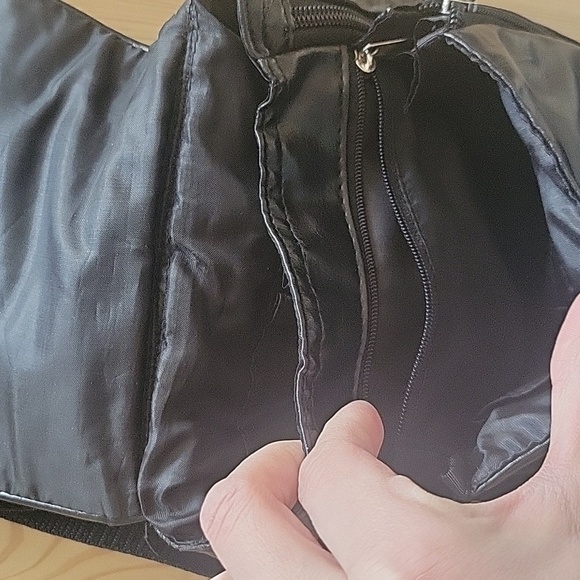 ROOTS🍁 Black Faux Leather Over the Shoulder Bag - Picture 3 of 6